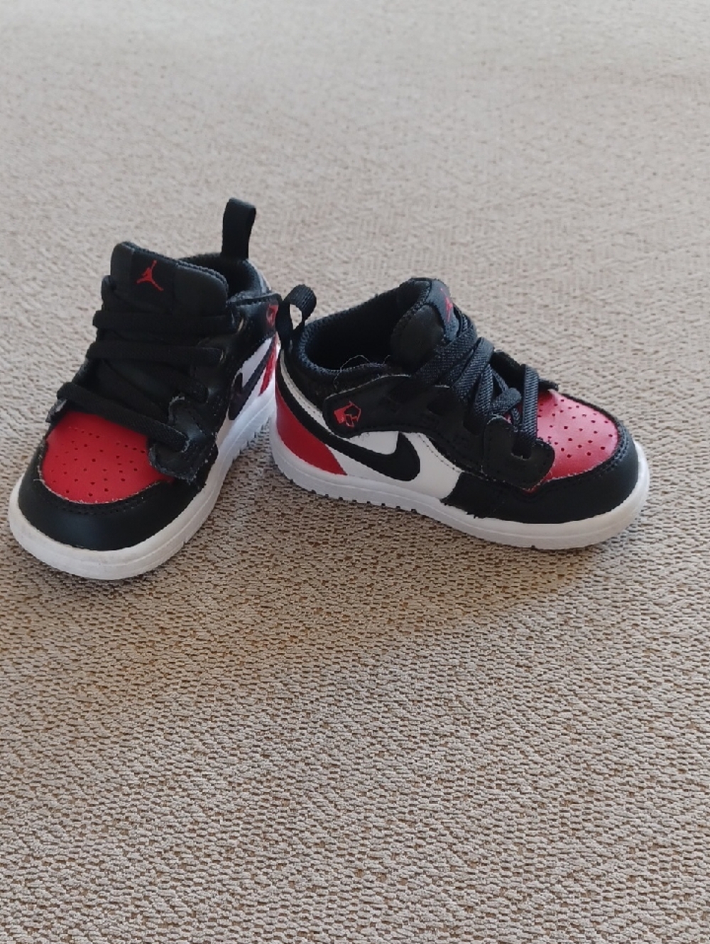 Toddlers Nike  Black, Red & White Low-Top Sneakers   Size 5